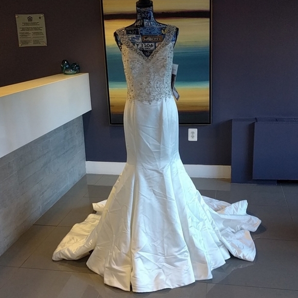 Bridal mermaid button down wedding gown - Picture 7 of 8